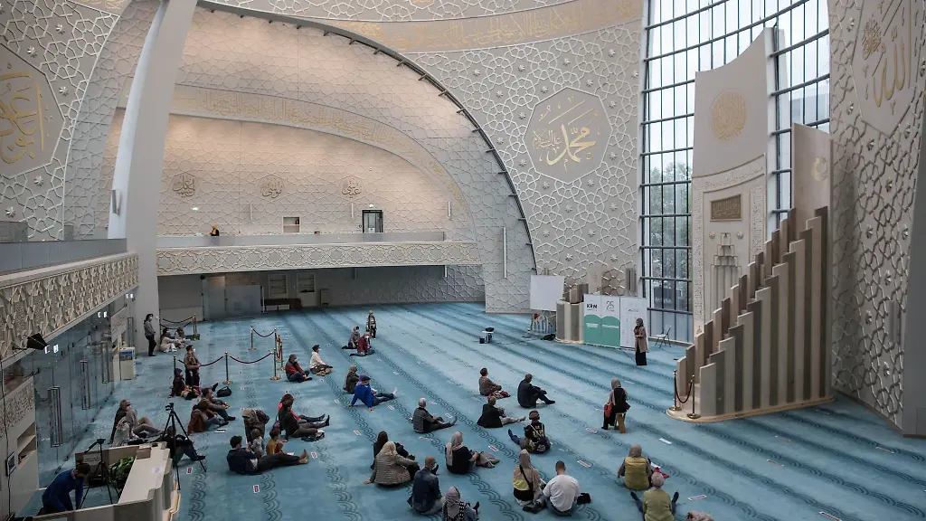 Besucher-sitzen-am-Tag-der-offenen-Moschee-in-der-Ditib-Zentralmoschee