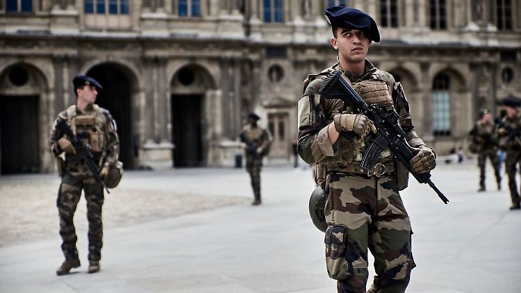 Soldaten der Antiterror-Einheit Sentinelle patrouillieren in Paris. 