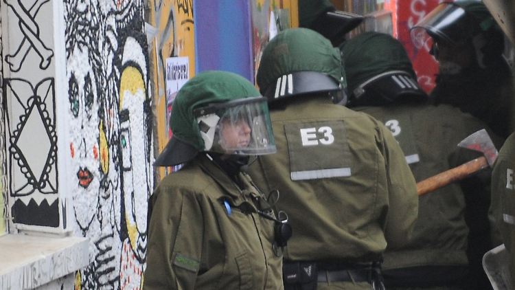 Mit einer Axt verschafft sich die Polizei Eintritt.