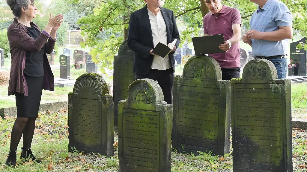 Auf-dem-Neuen-Israelitischen-Friedhof-finden-Beratungen-ueber-die-Neugestaltung-statt