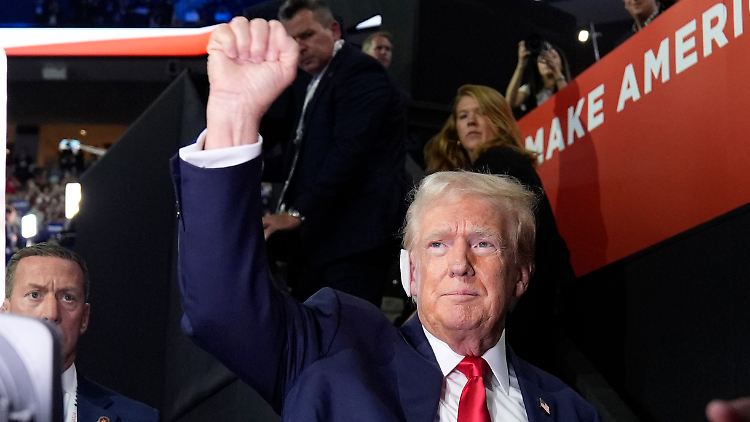 Mit gereckter Faust, aber gezeichnet: Trump erscheint auf dem Parteitag der Republikaner in Milwaukee. 