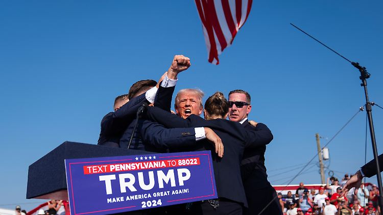 Das Foto von Trump kurz nach dem Attentat sei "zu perfekt", behaupten Anhänger der Inszenierungs-Behauptung. 