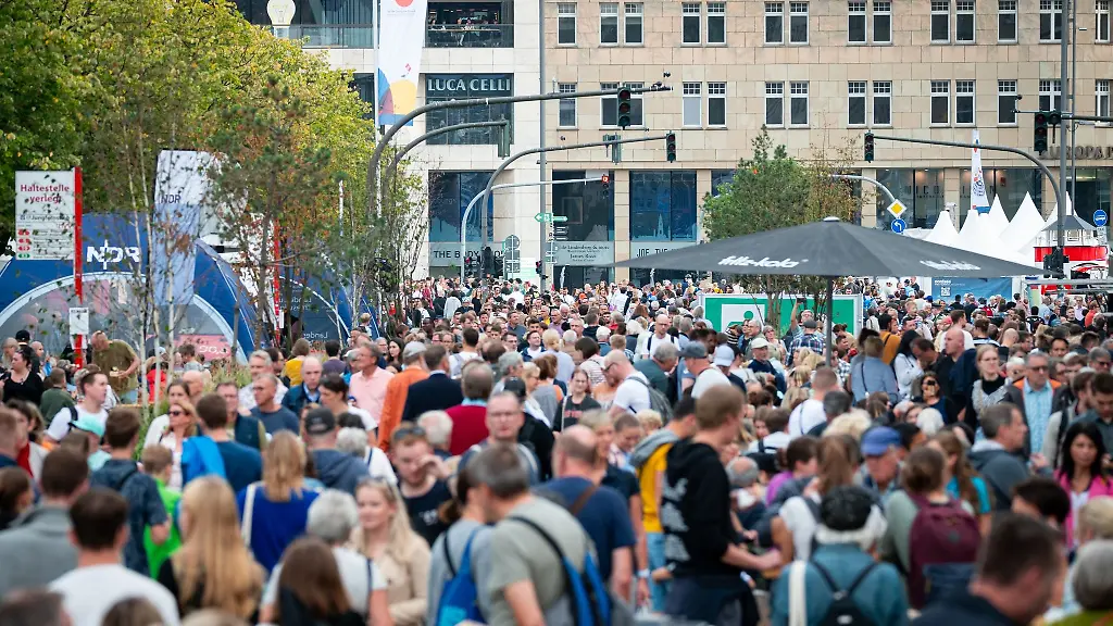 Zahlreiche-Besucher-sind-beim-Buergerfest-zum-Tag-der-Deutschen-Einheit-auf-dem-Jungfernstieg-unterwegs