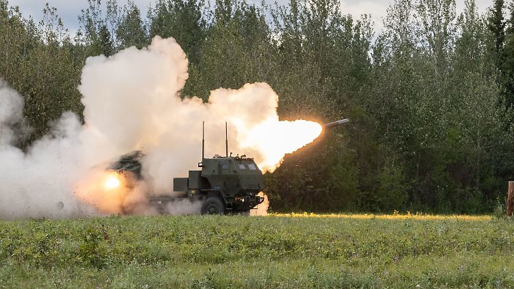 HIMARS ist ein leichtes Mehrfachraketenwerfer-Artilleriesystem auf Lastwagenfahrgestell.