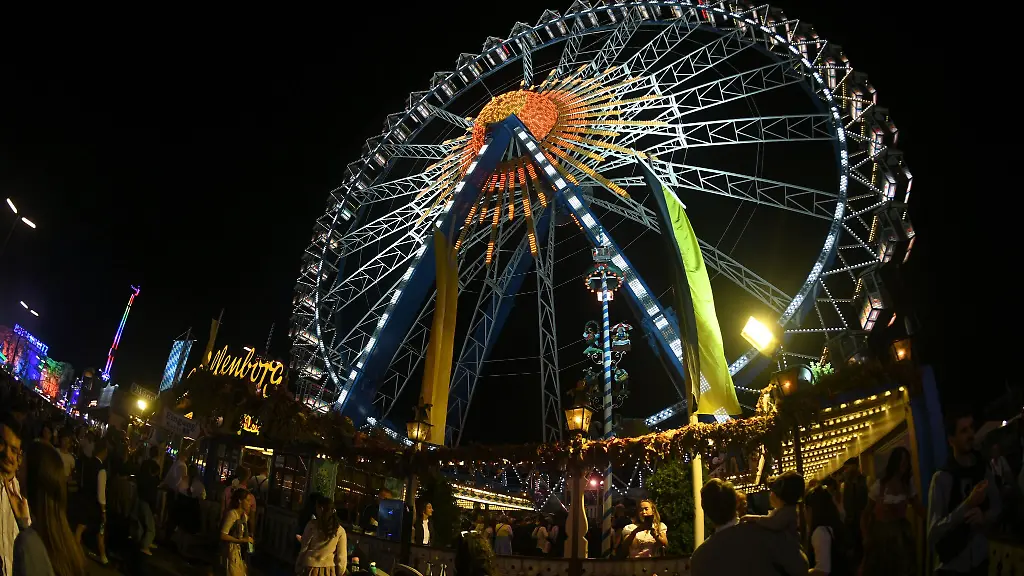 Das-beleuchtete-Riesenrad-steht-auf-dem-Oktoberfestgelaende