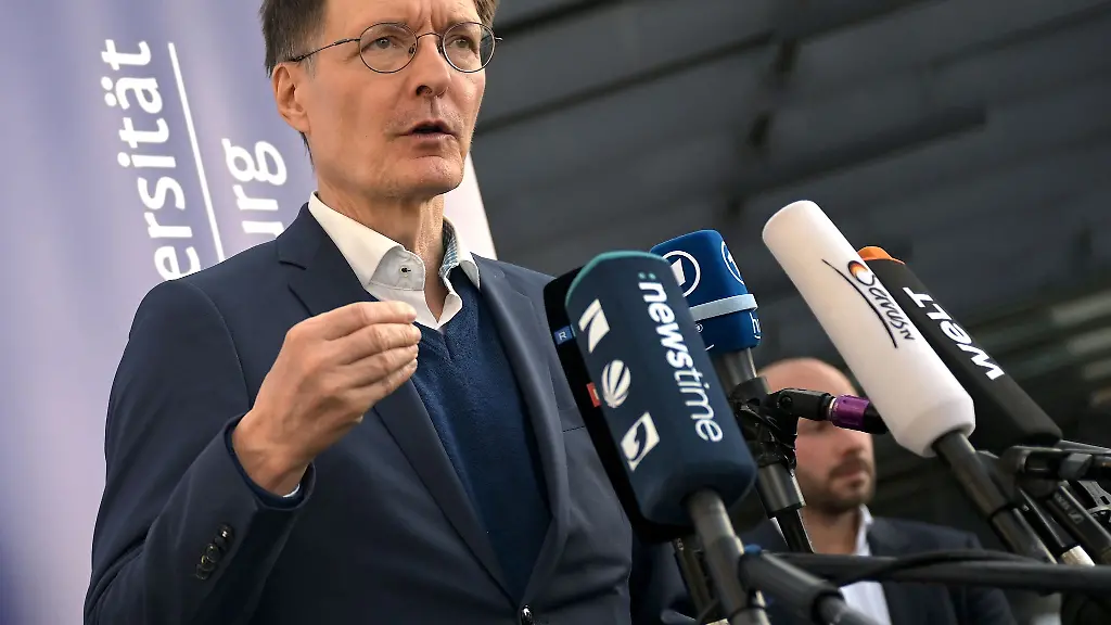 Karl-Lauterbach-SPD-Bundesminister-fuer-Gesundheit-gibt-der-Presse-ein-Statement