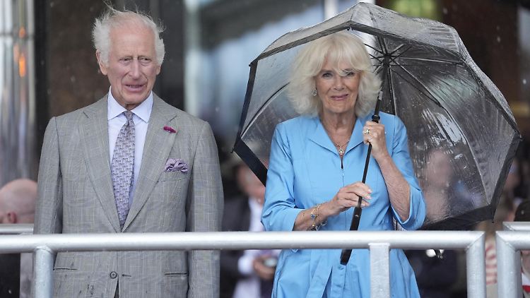 Das Wetter ließ bei ihrem Besuch von Jersey zu wünschen übrig: König Charles und Königin Camilla.