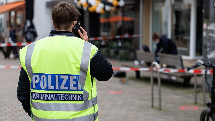 Eine Polizeibeamtin der Kriminaltechnik steht im März am abgesperrten Tatort in Bielefeld.