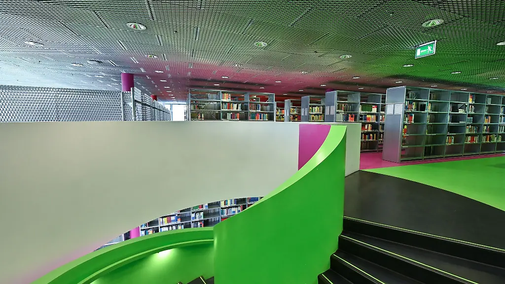 Eine-Wendeltreppe-im-IKMZ-der-Technischen-Universitaet-Cottbus-Senftenberg-BTU