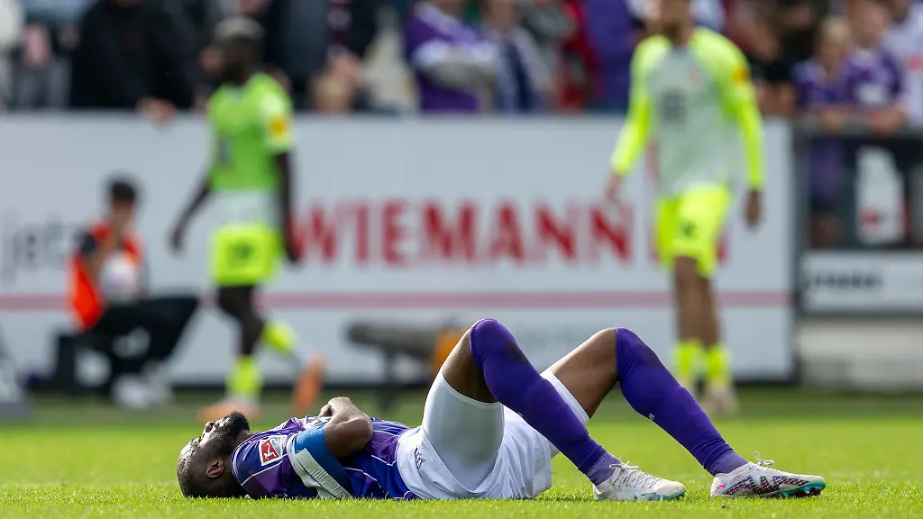 Osnabruecks-Oumar-Diakhite-liegt-nach-dem-Schlusspfiff-auf-dem-Rasen