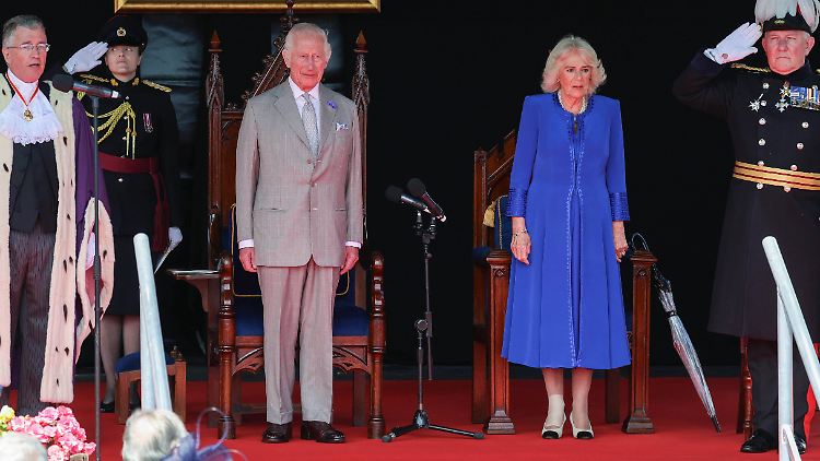 Am rechten Knöchel trägt Camilla einen Verband.