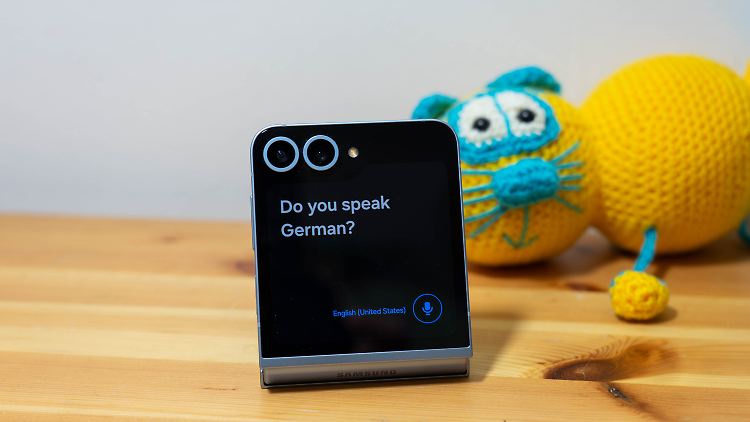 Beim Dolmetschen in Echtzeit können Gesprächspartner die Übersetzung auf dem Außen-Display verfolgen.