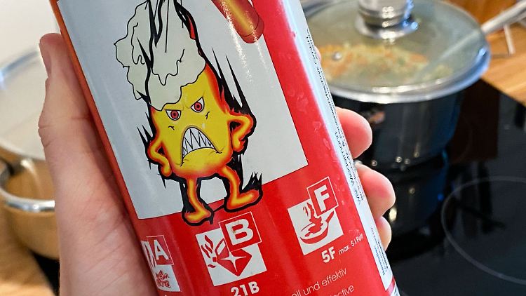 Die aufgedruckten Brandklassen - hier A, B und F - geben an, zum Löschen welcher Brandherde sich ein Feuerlöscher eignet.