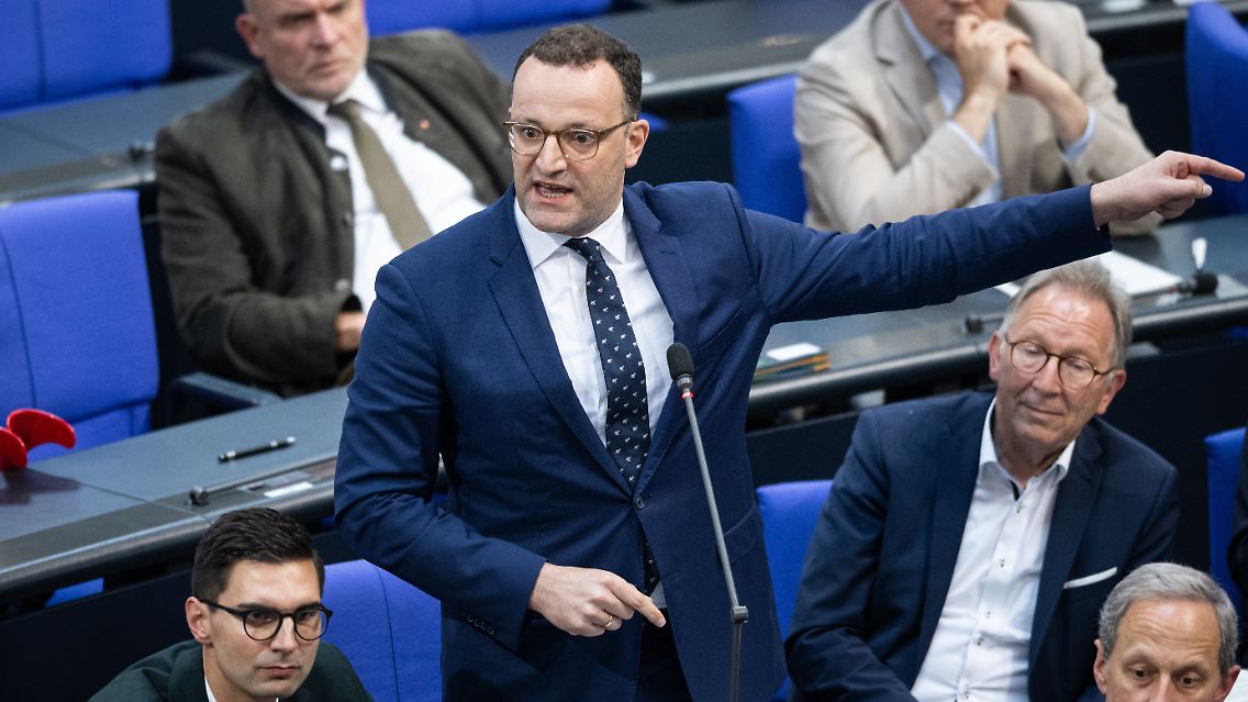 Jens Spahn ist wegen der Maskenaffäre unter Druck. Der ehemalige Gesundheitsminister weist die Zweifel an der damaligen Praxis gegenüber der F.A.Z. jedoch zurück.