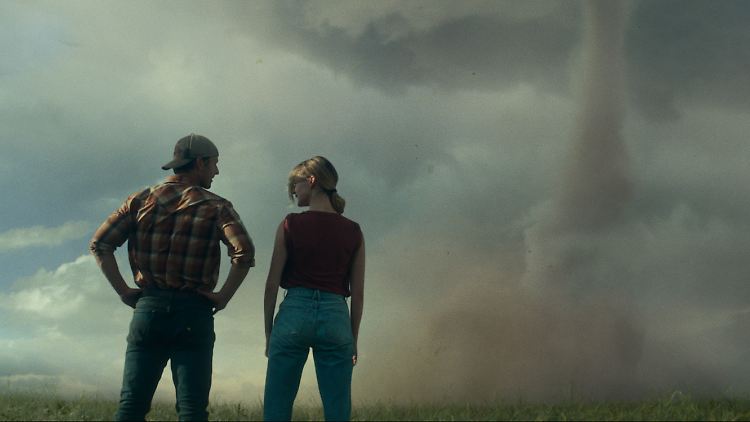 Kate (Daisy Edgar-Jones) und Tyler (Glen Powell) blicken in "Twisters" den Wirbelstürmen direkt ins Auge.
