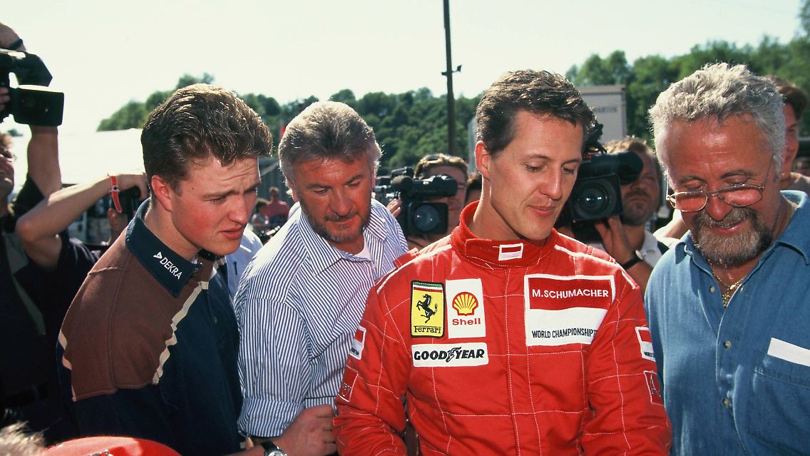 Ralf Schumacher (l-r), Willi Weber, Michael Schumacher und Vater Rolf Schumacher, 1996 auf einem Kart in Kerpen.
