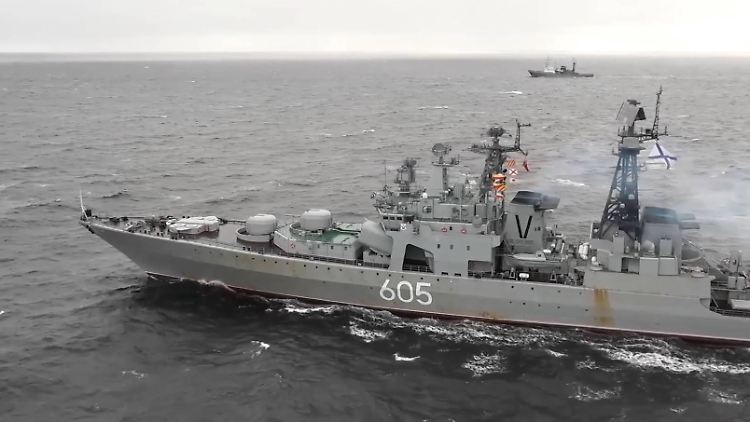 Die "Admiral Lewtschenko" während einer Übung.