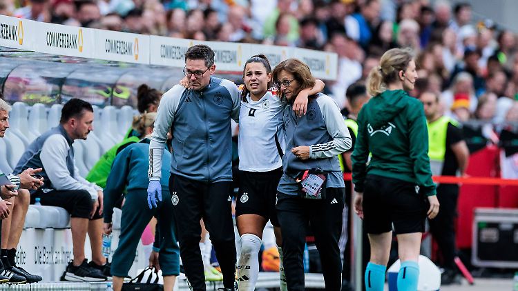 Lena Oberdorf musste in der  zweiten Halbzeit im EM-Quali-Spiel gegen Österreich verletzt vom Platz.
