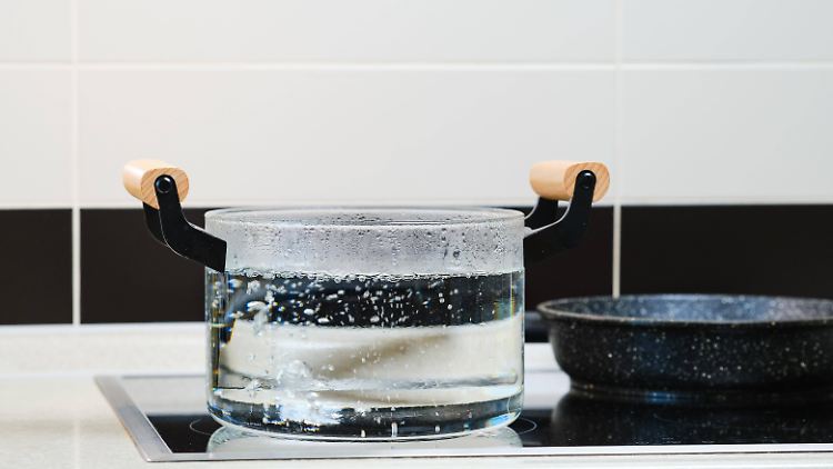 Wasser kocht bei 100 Grad und Normaldruck.