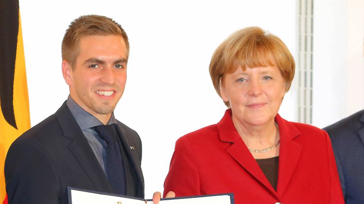 Angela Merkel überreicht Philipp Lahm das Silberne Lorbeerblatt 2014.