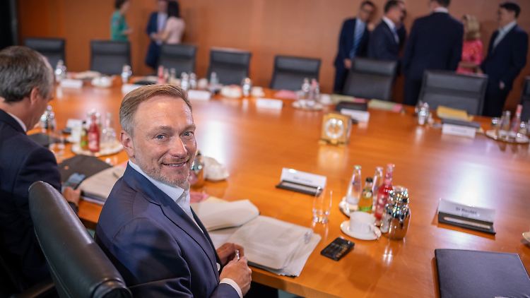 Zufrieden schaut Finanzminister Lindner nach der Verabschiedung des Bundeshaushalts aus. 