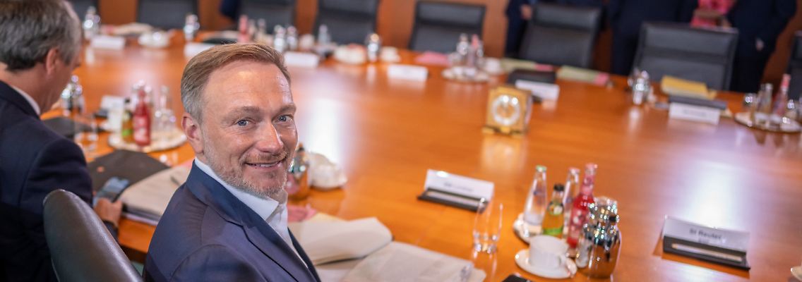 Zufrieden schaut Finanzminister Lindner nach der Verabschiedung des Bundeshaushalts aus.