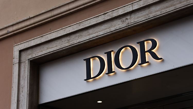 Die Behörden untersuchten bereits die Geschäftsräume von Dior und Armani in Italien.