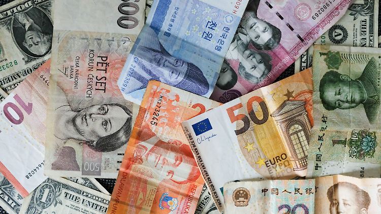 Beim Geldabheben am Bankautomaten im Ausland sollte man oft angebotene Umrechnungen in Euro meiden, da diese mit hohen Gebühren verbunden sein können.