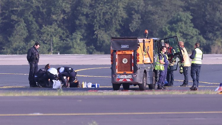 Immer wieder klebten sich Klimaaktivisten auf Start- und Landebahnen von Flughäfen fest.