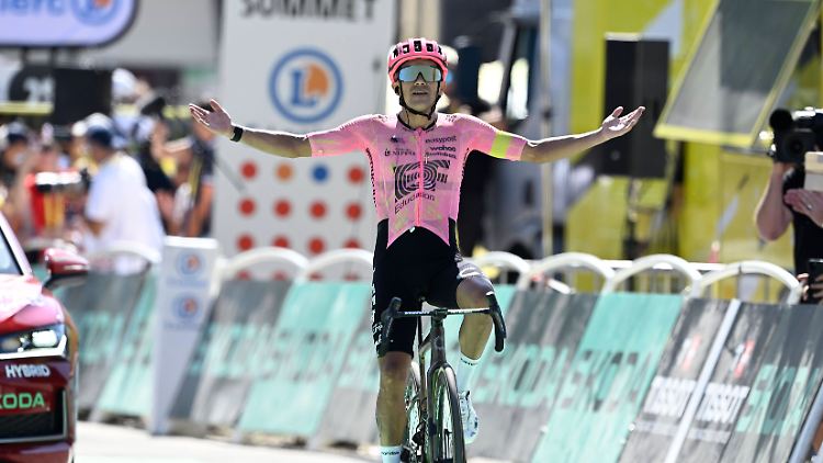 Feiert nach Siegen bei Vuelta und Giro seinen ersten Triumph bei der Tour: Richard Carapaz.