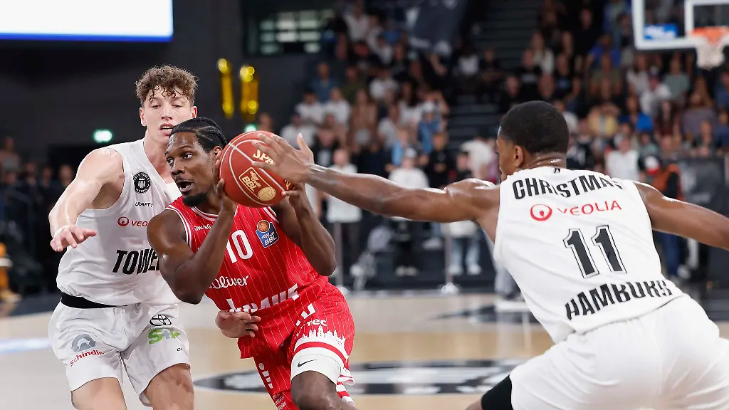 Hamburgs-Niklas-Krause-l-und-Hamburgs-William-Christmas-r-spielen-gegen-Wuerzburgs-Darius-Perry-M