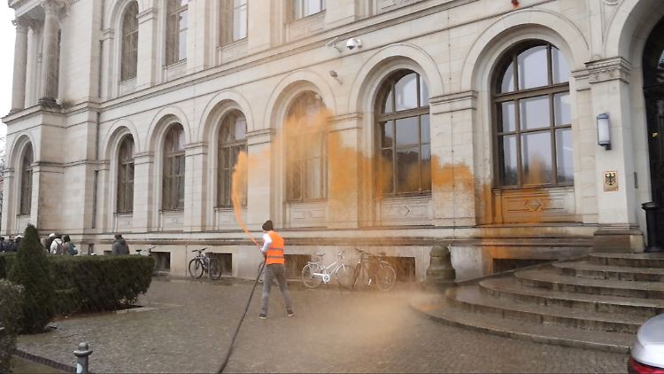 An der Farbattacke auf das FDP-geführte Bundesverkehrsministerium im vergangenen Jahr soll die Aktivistin beteiligt gewesen sein.