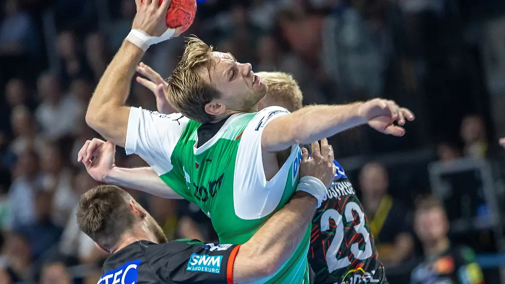 Berlins-Mathias-Gidsel-M-wirft-den-Ball-auf-das-Tor-gegen-Magnus-Saugstrup-von-SC-Magdeburg