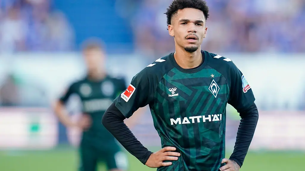 Bremens-Justin-Nijnmah-steht-nach-dem-Spiel-gegen-Darmstadt-98-auf-dem-Spielfeld