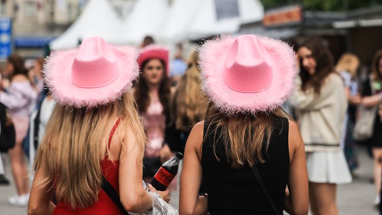 Pailetten, Hüte und Cowboystiefel: Viele Fans hatten sich in Schale geworfen.