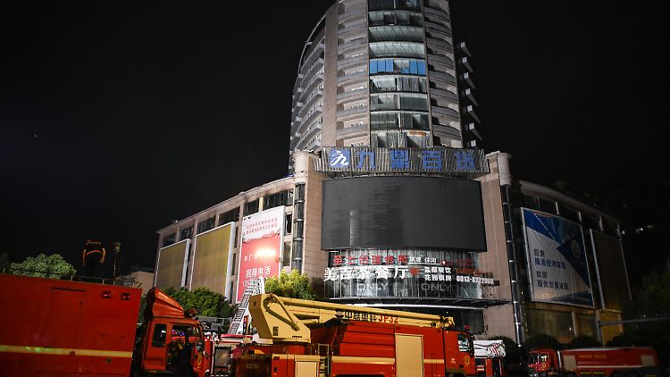 Nach ersten Ermittlungen könnte der Brand bei Bauarbeiten in dem Gebäude entstanden sein.