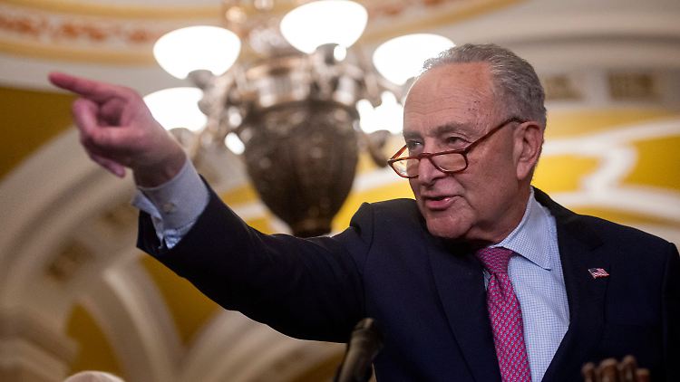 Schumers Büro bezeichnete die Berichte als "reine Spekulation". Schumer habe lediglich "die Ansichten seiner Fraktion am Samstag direkt Präsident Biden übermittelt".