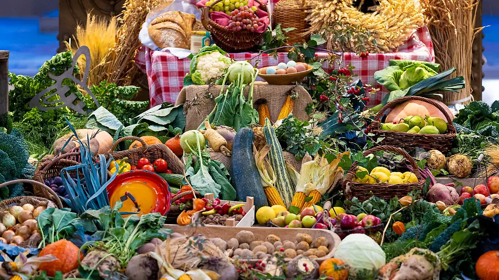 Ernteprodukte-liegen-bei-einem-Erntedankfest-vor-dem-Altar