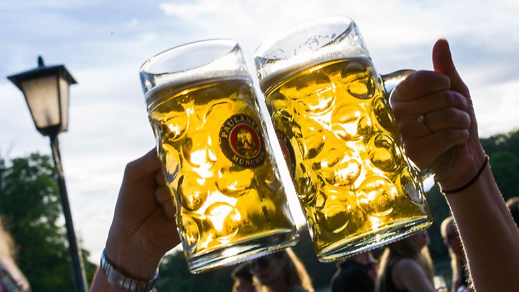 Der Biergarten ist bis zum 15. September, kurz vor Beginn des Oktoberfestes, geöffnet.
