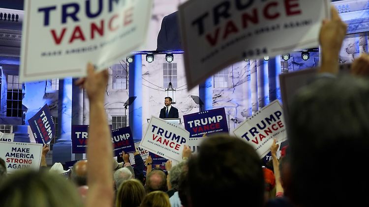 Die "Trump / Vance"-Schilder waren am Mittwoch bereits fertig. Erst am Dienstag hatte Trump Vance als Vizekandidaten erkoren.
