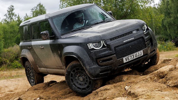 Das hier ist noch ein Entwicklungsfahrzeug und darf nicht selbst gefahren werden. Aber das spezifische Kühlergrill-Design des Land Rover Defender OCTA ist schon erkennbar.