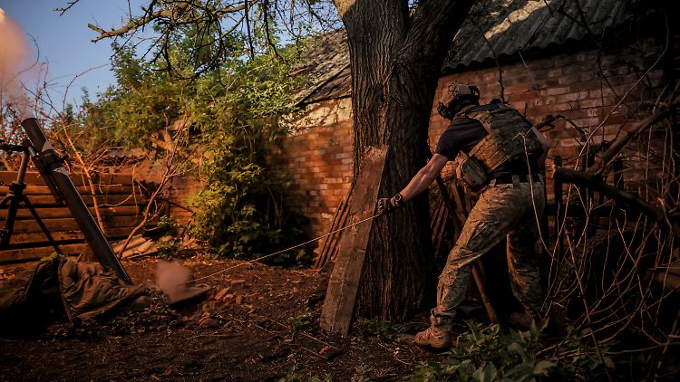 Ein ukrainischer Soldat feuert im Juni einen 120-mm-Mörser auf eine russische Stellung in der Region Donezk.