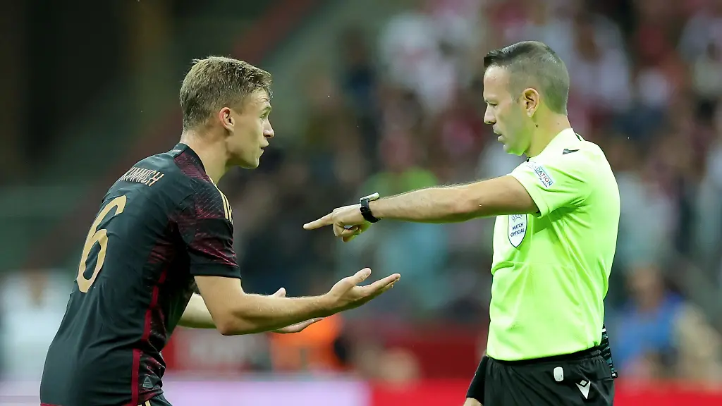 Deutschlands-Joshua-Kimmich-l-diskutiert-mit-Schiedsrichter-Orel-Grinfeeld-aus-Israel