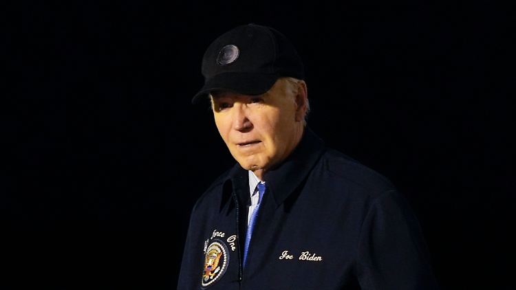 Bei einer Wahlkampftour durch Nevada ist US-Präsident Joe Biden positiv auf Corona getestet worden. Vor dem Rückflug nach Delaware sagte er, er fühle sich gut.