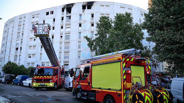 Das Feuer brach wohl in der zweiten Etage des siebenstöckigen Wohnhauses aus und breitete sich bis in die oberste Etage aus.