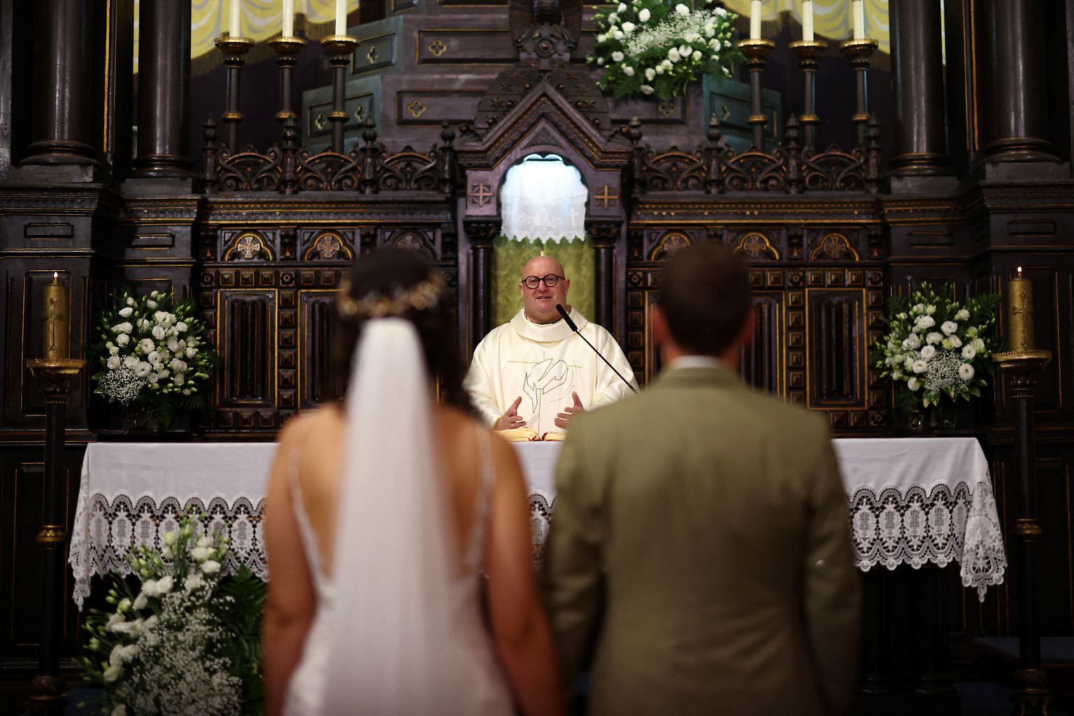 Guilherme Peixoto ist Priester in Laundos, einer kleinen Gemeinde im Norden Portugals. Und er geht einem für einen Geistlichen eher ungewöhnlichen Nebenjob nach: ...