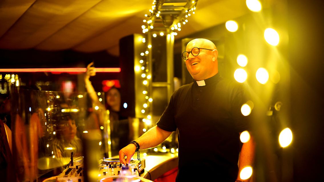 "Ich kann über Christus sprechen, über Botschaften der Toleranz, des Glaubens, der Liebe, aber mit einer Sprache und Liturgie, die sich von der in der Kirche unterscheidet", erklärt Peixoto.