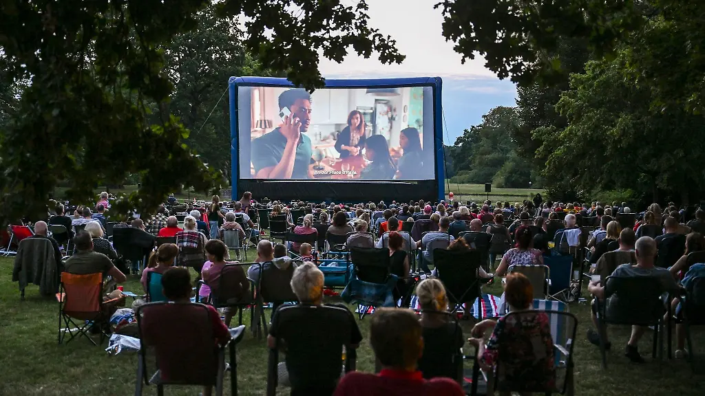 Zahlreiche-Zuschauer-verfolgen-im-Freiluftkino-einen-Film