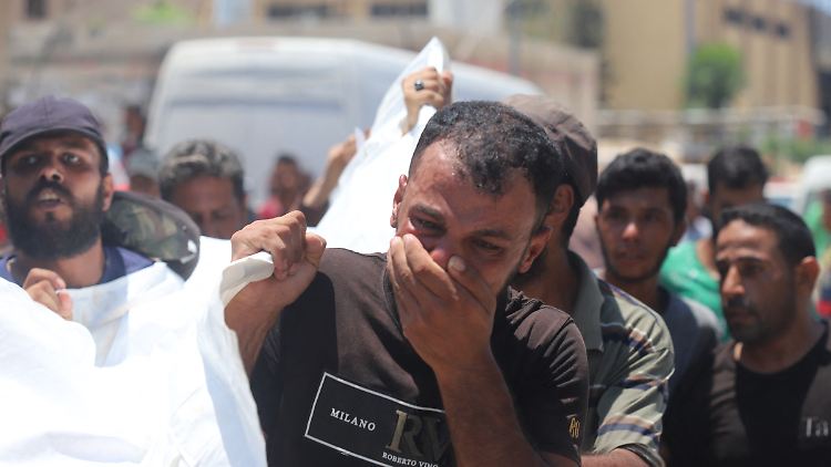 Palästinenser bergen Opfer nach dem verheerenden israelischen Luftangriff auf die Schutzzone al-Mawasi im Süden Gazas.