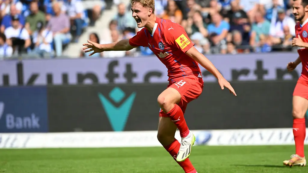 Der-Kieler-Tom-Rothe-bejubelt-seinen-Treffer-zum-0-2